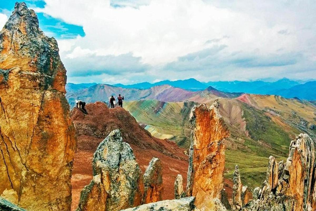 un gruppo di persone in piedi sulla cima di una montagna