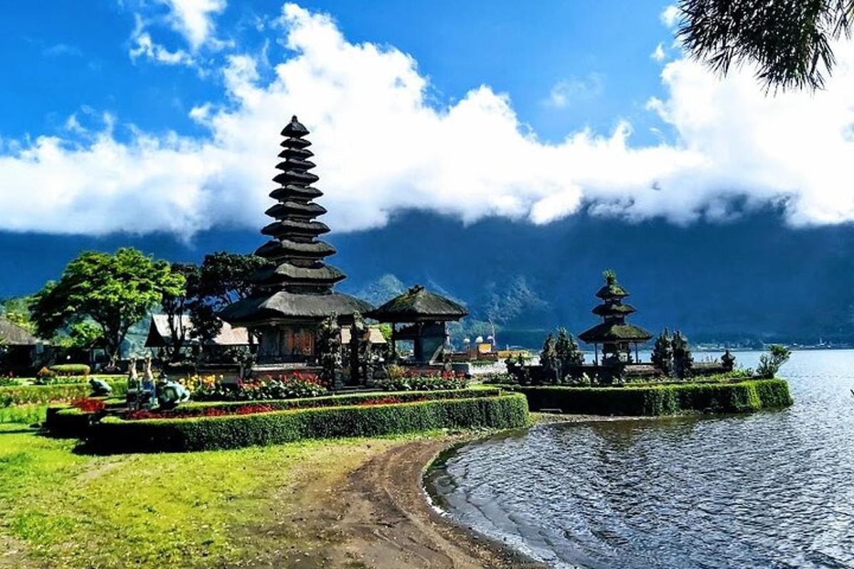 sekelompok pagoda di tengah danau