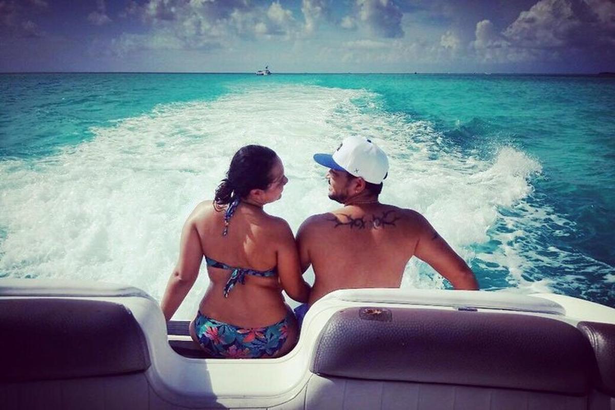 un uomo e una donna in piedi su una barca nell'oceano