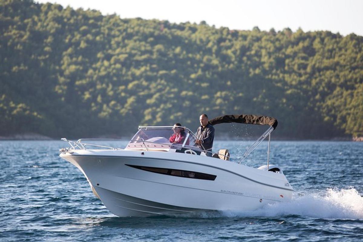 due persone su una barca in acqua