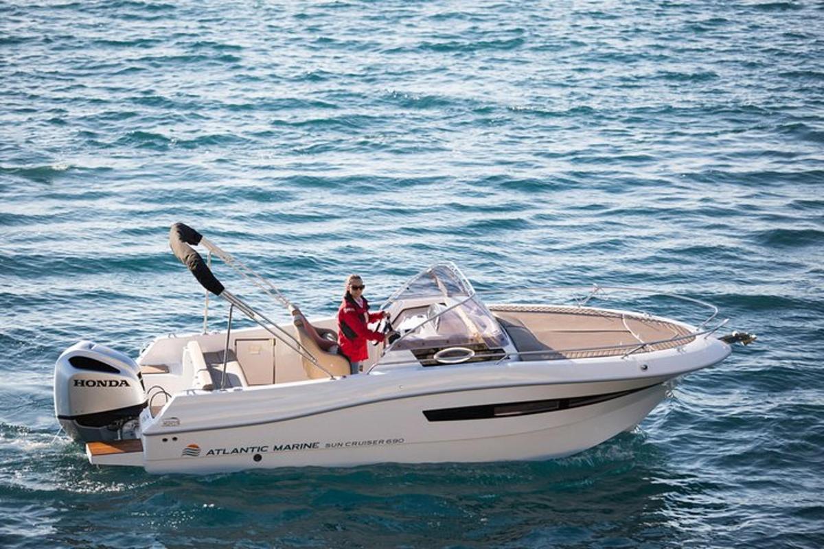 una donna seduta su una barca in acqua