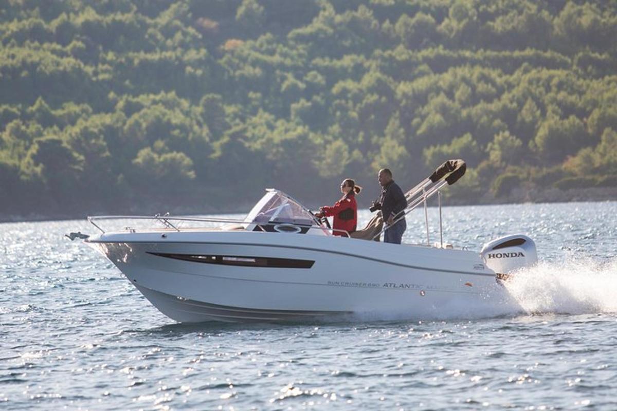 due persone su una barca in acqua