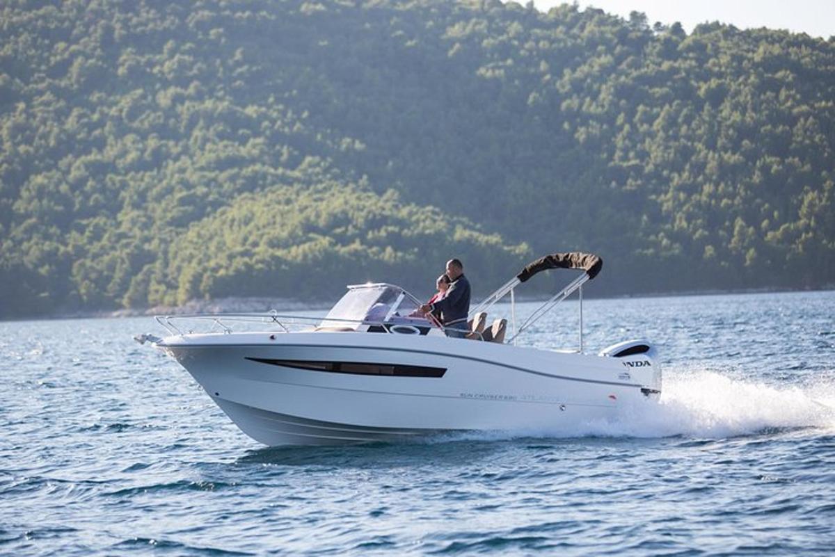 un uomo e una donna su una barca in acqua