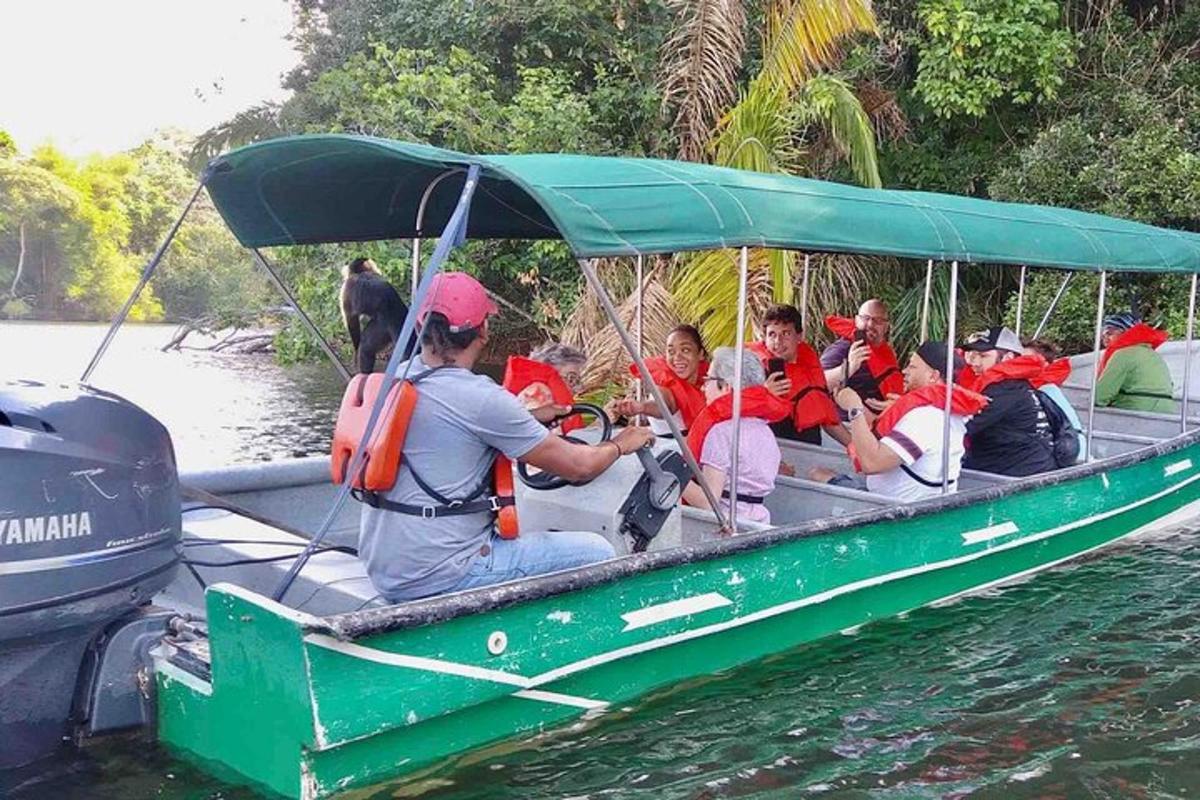 sekelompok orang di perahu hijau di atas air