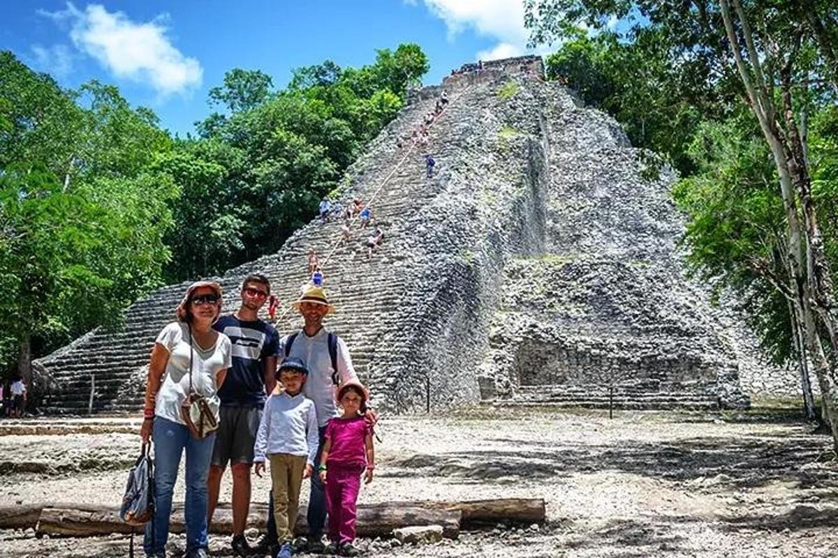 una famiglia in posa davanti a una piramide