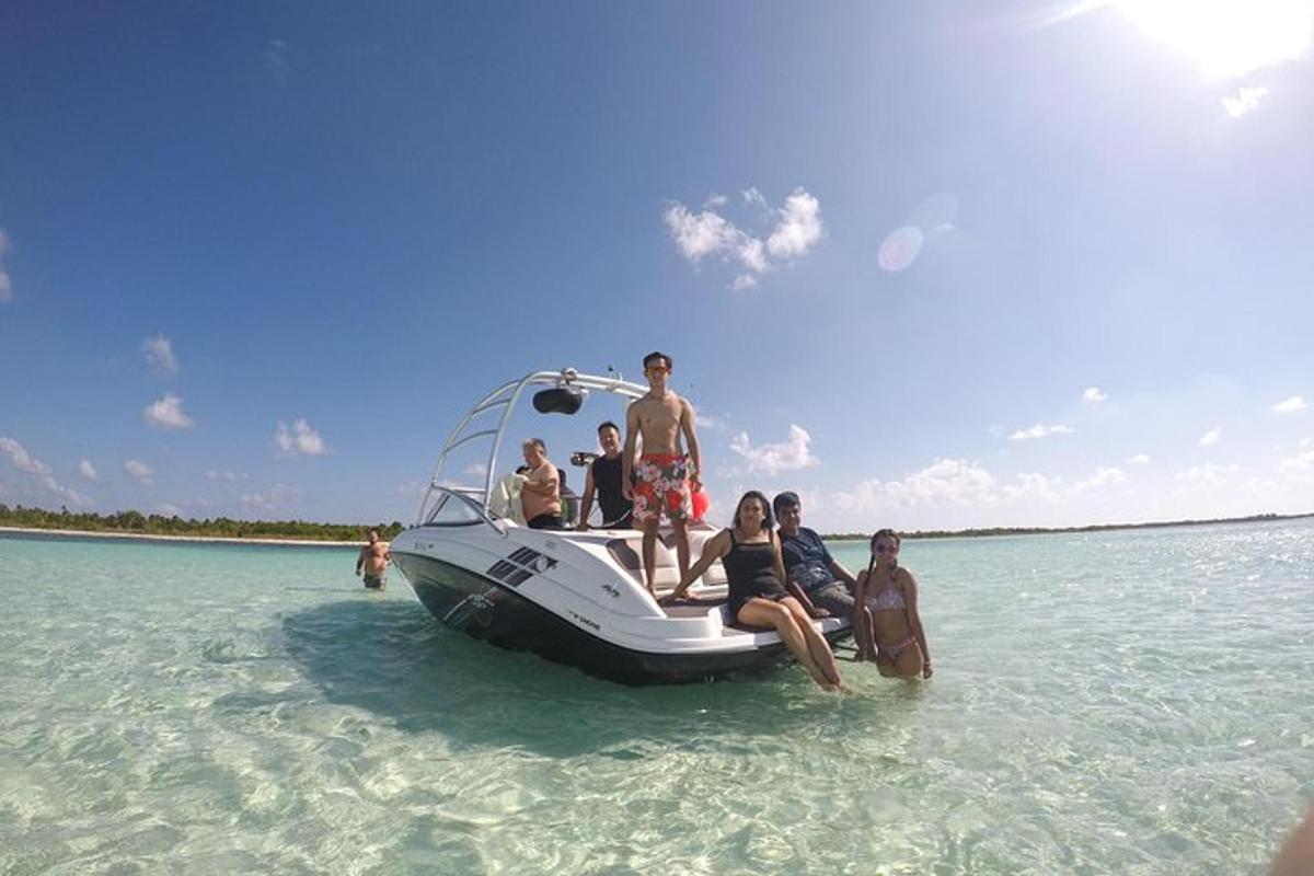 un gruppo di persone sedute su una barca in acqua