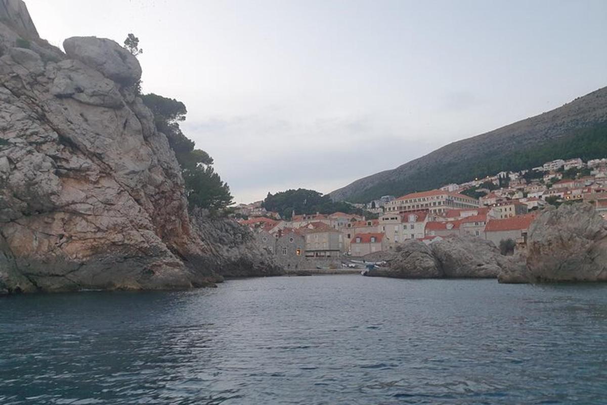 una vista di una città da uno specchio d'acqua