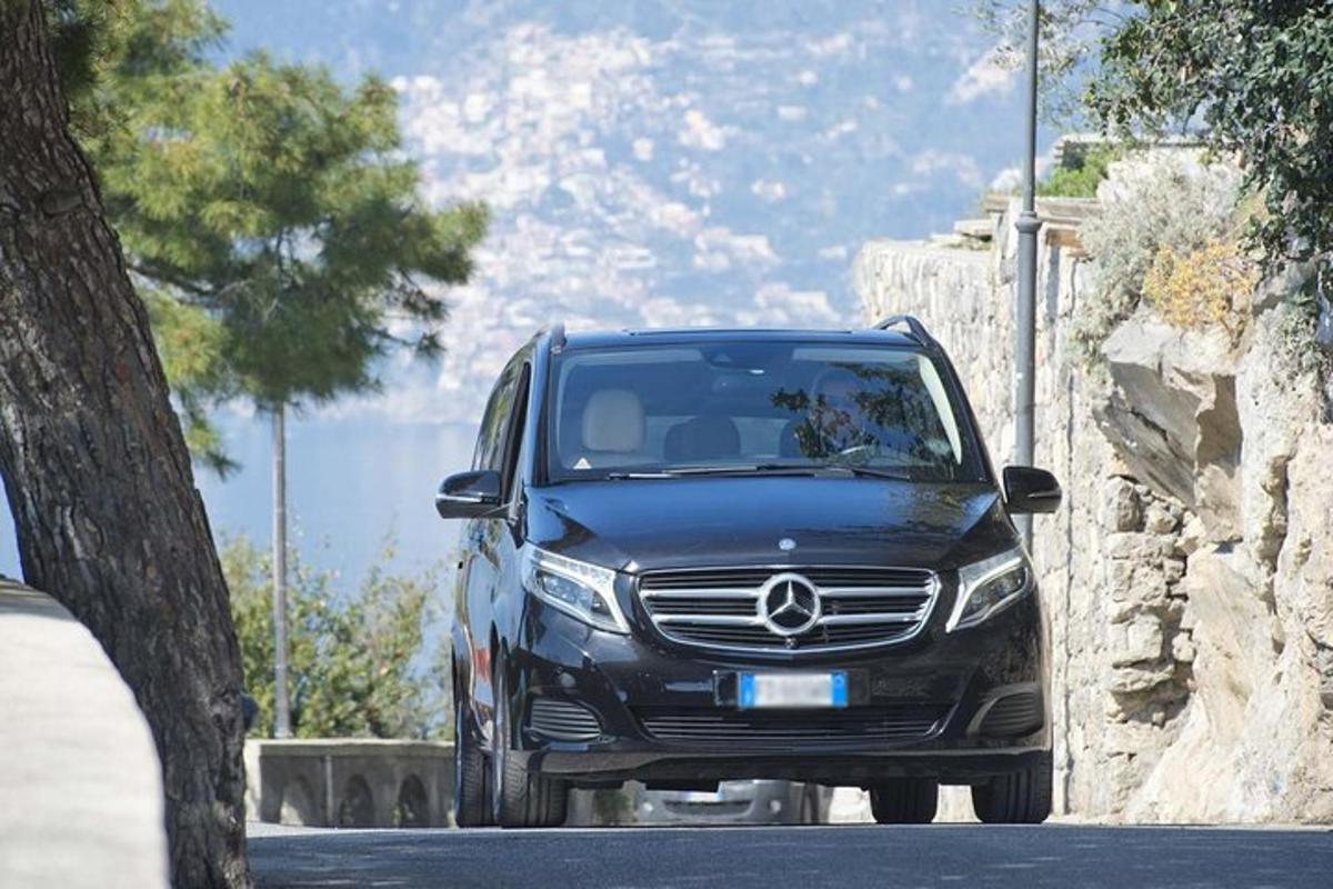 ένα μαύρο αυτοκίνητο παρκαρισμένο στην άκρη ενός δρόμου
