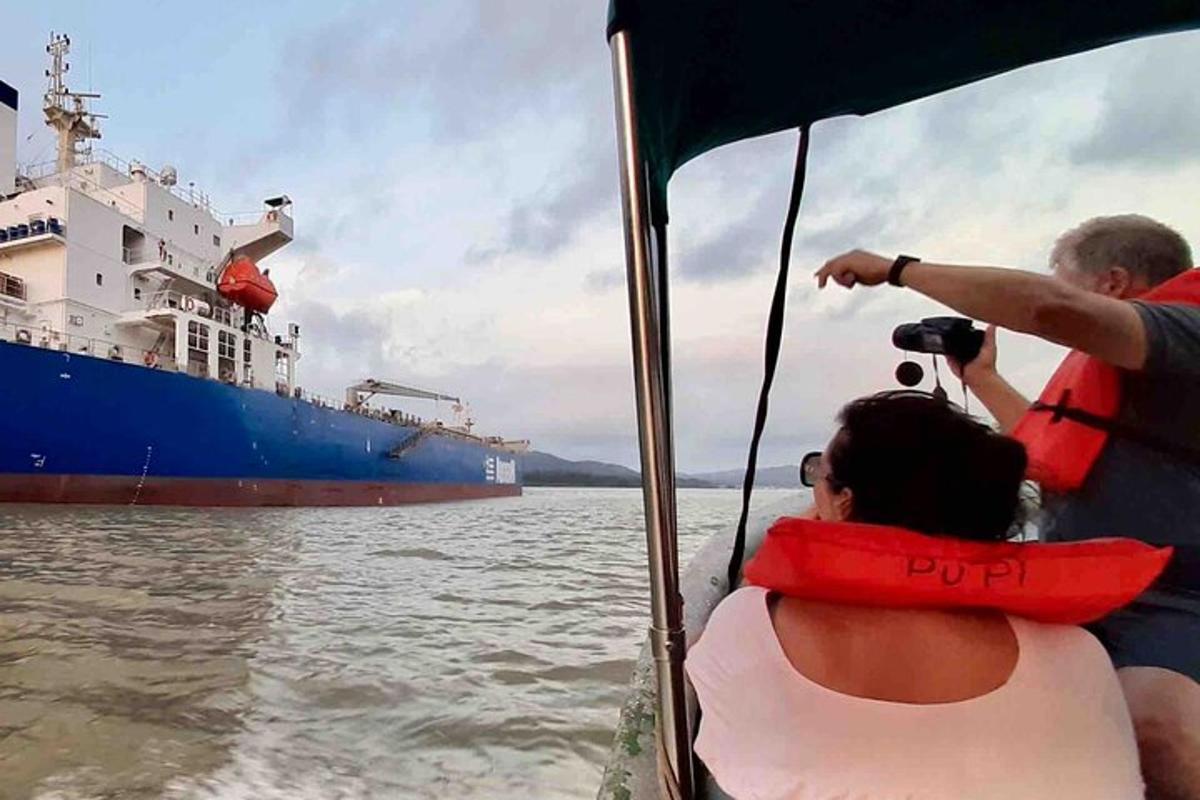seorang wanita mengambil gambar sebuah kapal besar
