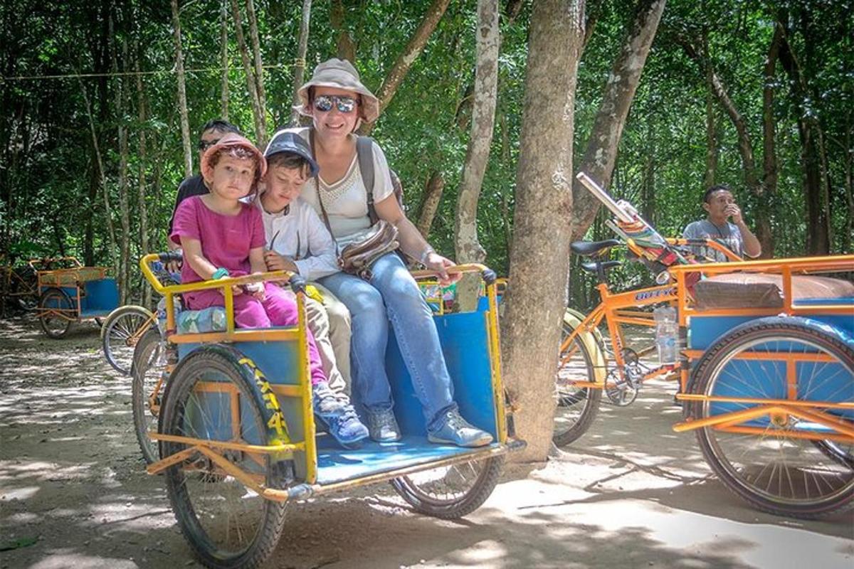 una donna e due bambini a bordo di una carrozza trainata da cavalli