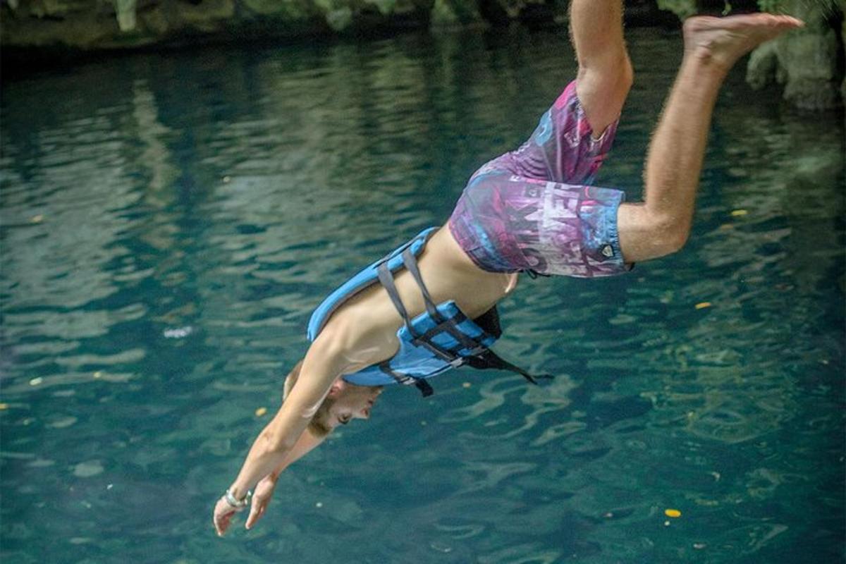 una persona sta saltando in acqua