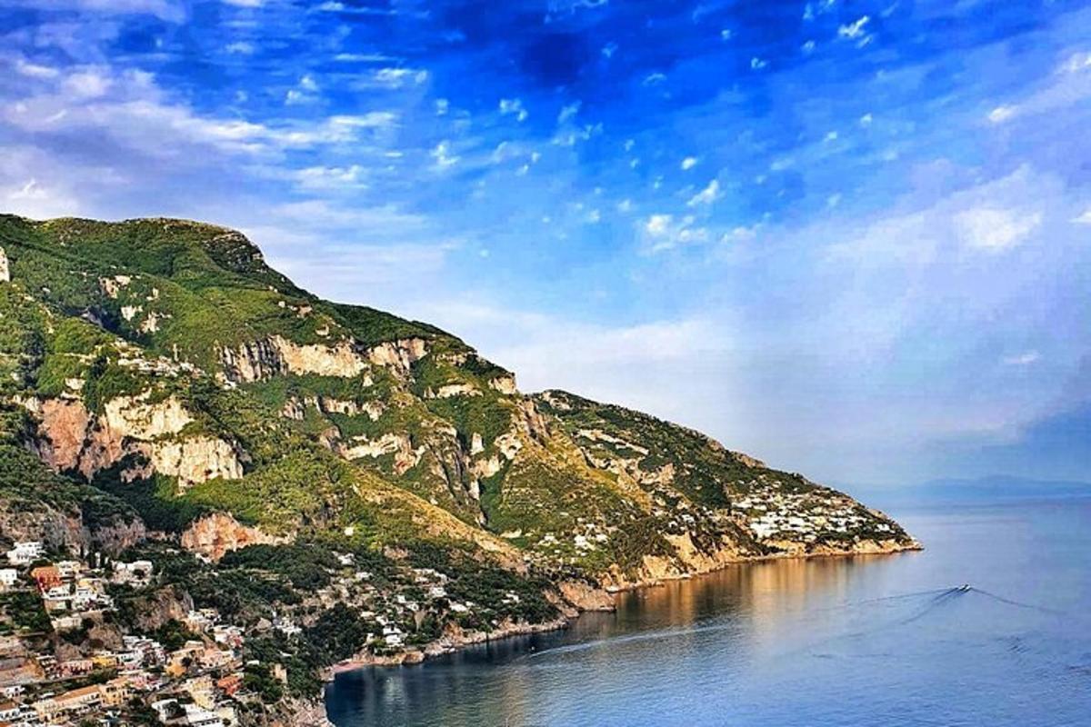 una vista di una montagna nell'acqua