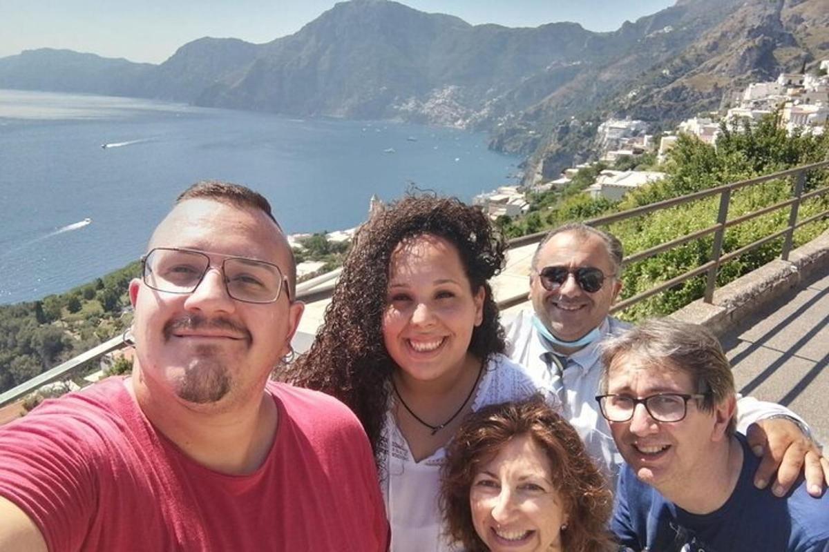 un gruppo di persone in posa per una foto su una montagna