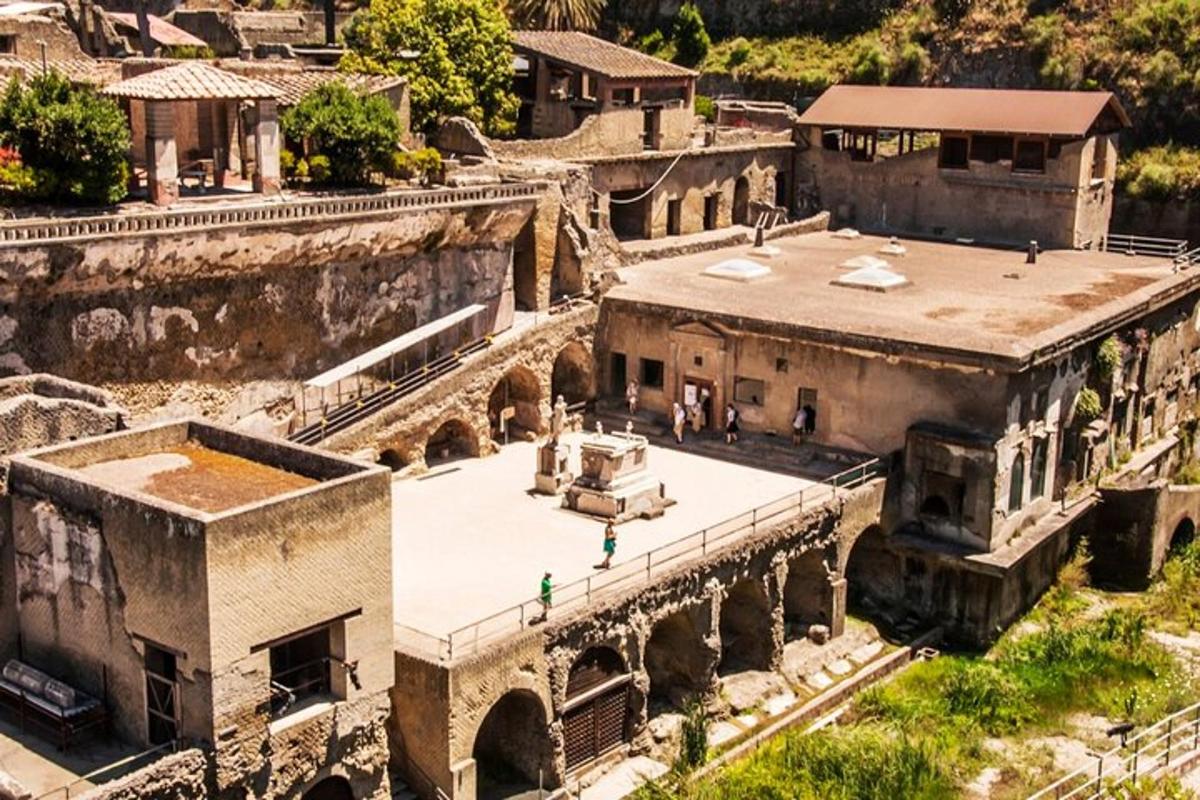 una vista aerea delle rovine di un edificio