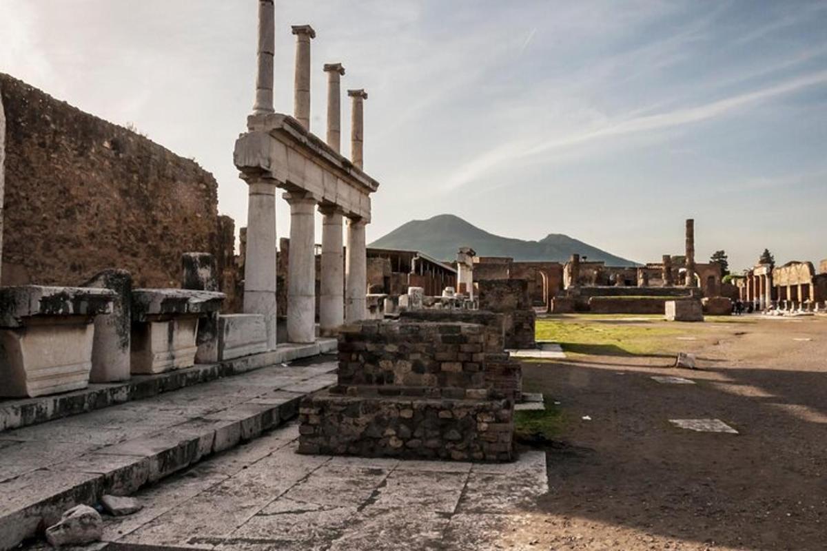 antiche rovine di un edificio con pilastri in una strada