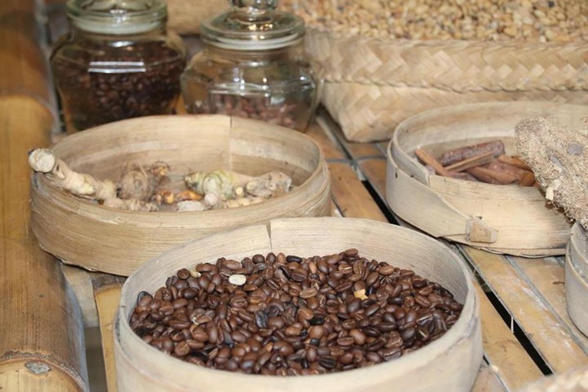 μια ομάδα από μπολ γεμάτα με κόκκους καφέ σε ένα τραπέζι