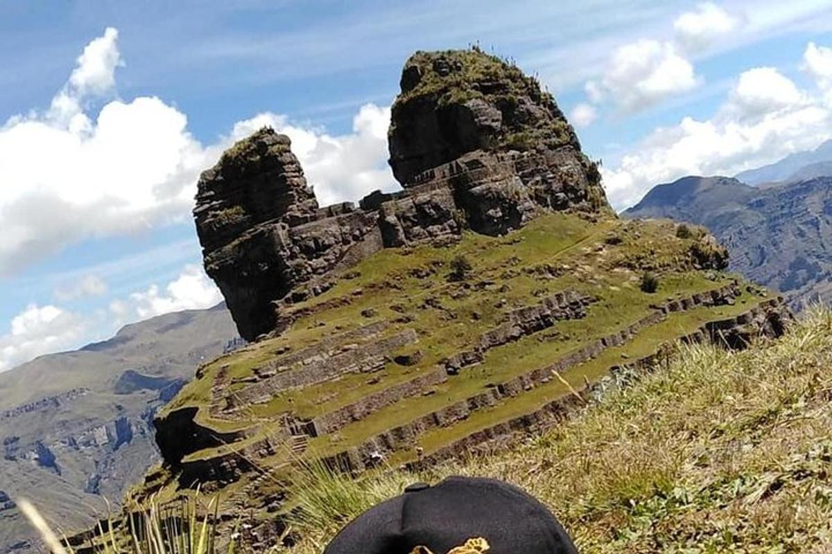 un grupo de personas sentadas en la cima de una montaña