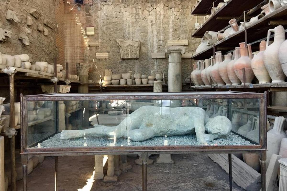 una statua in una teca di vetro in un museo