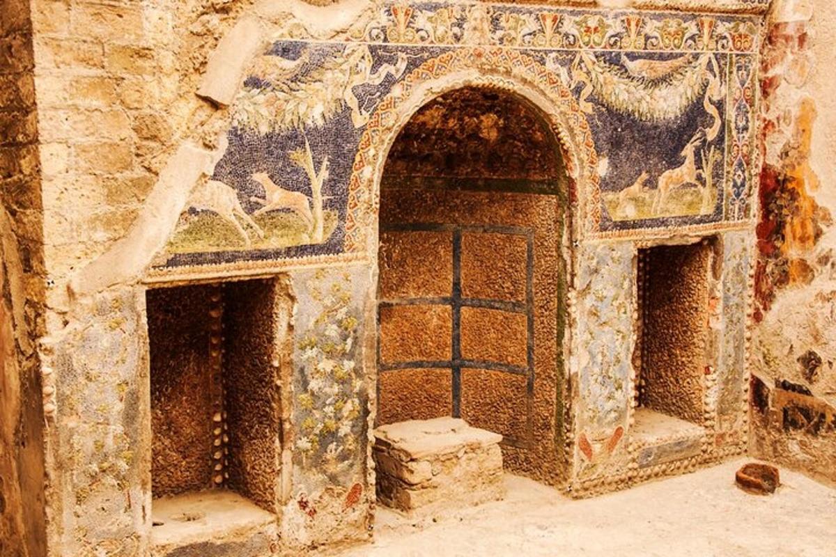 un edificio con un muro con una porta al suo interno