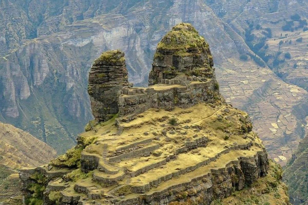 una montaña rocosa con musgo en la cima