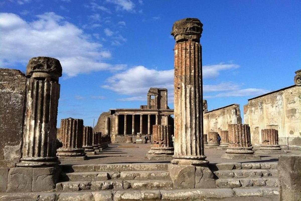 un gruppo di colonne di fronte a un edificio