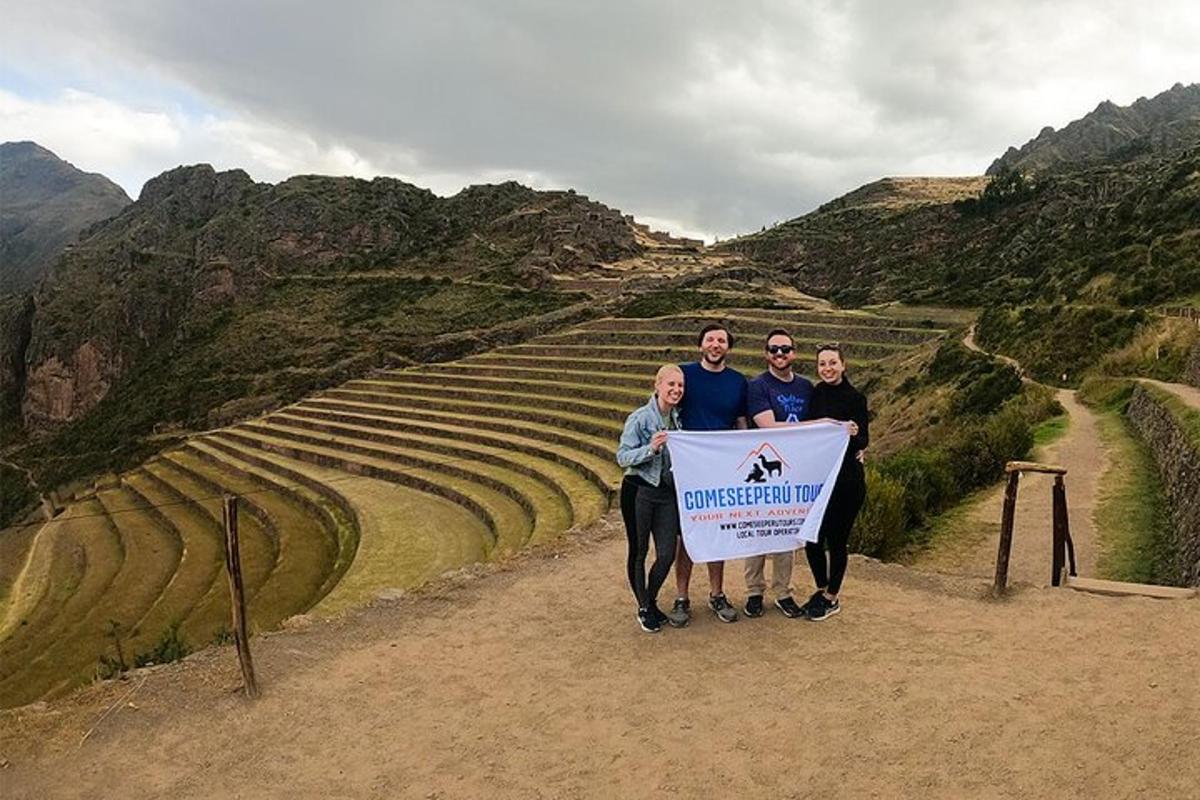 Un grupo de personas sosteniendo un cartel en un anfiteatro.