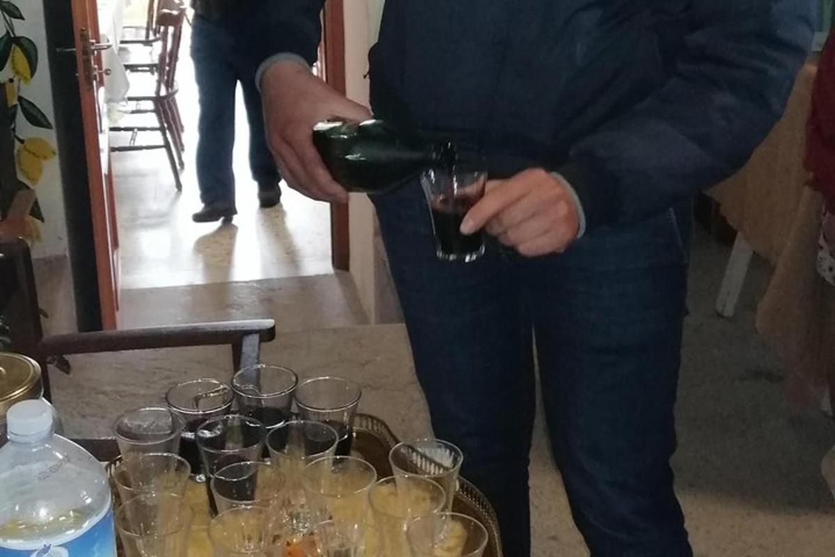 vyras pilsto vyną į taures ant stalo