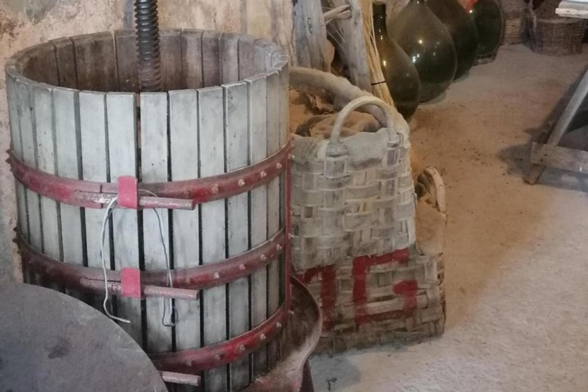 un paio di botti di vino appoggiate sul pavimento