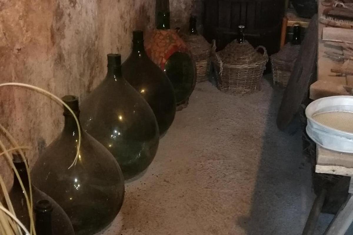una fila di vasi verdi allineati contro un muro