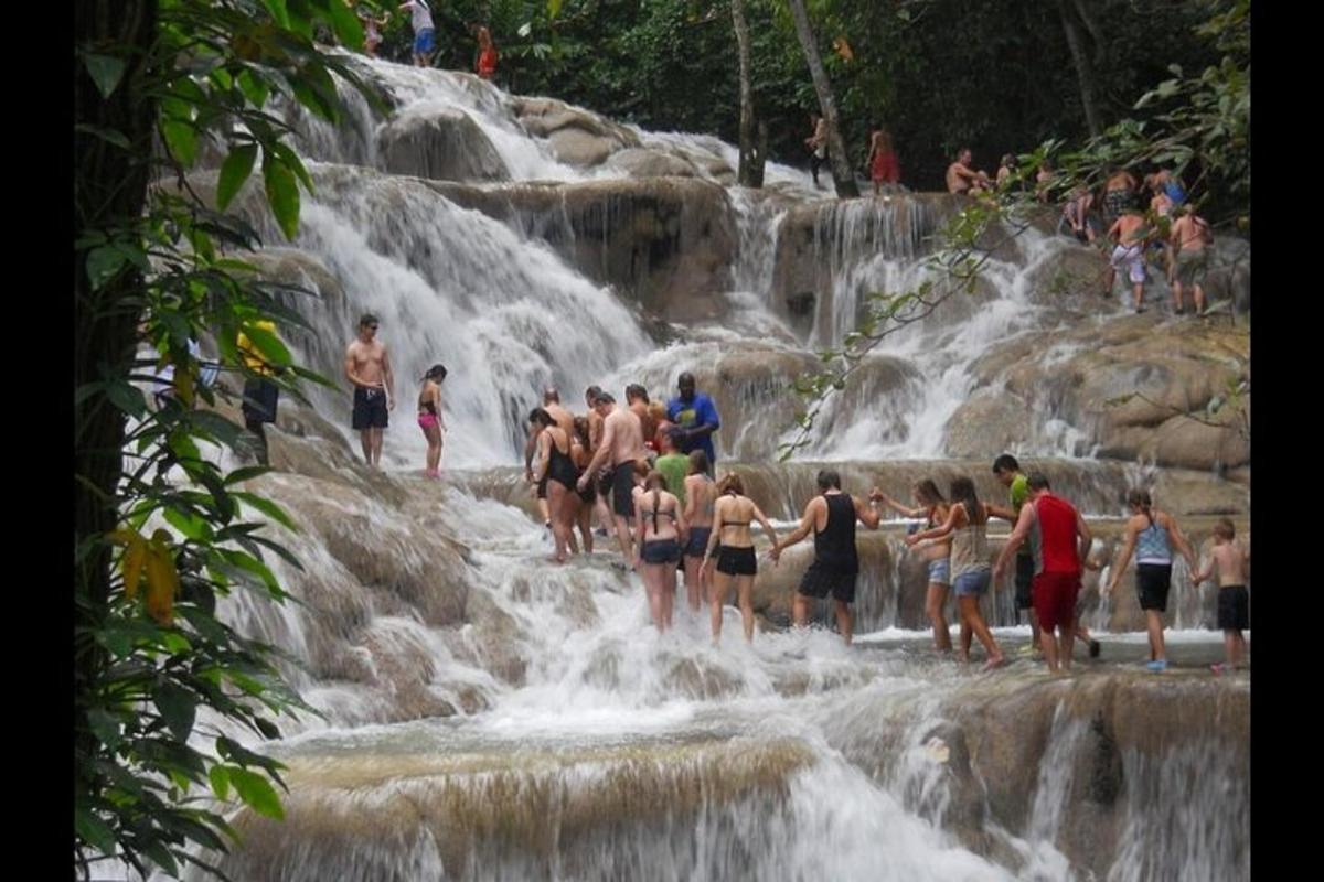 một nhóm người đang đứng trong thác nước