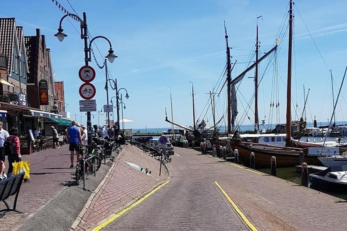 un porto turistico con barche e persone su un molo