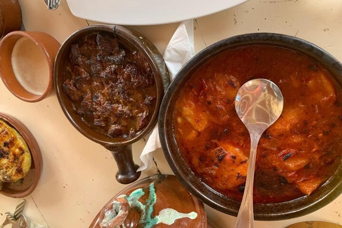 dua panci makanan di atas kompor dengan sendok