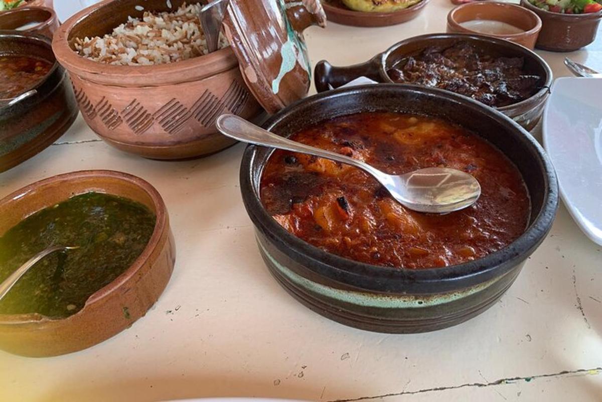 un pot de xili amb una cullera a dins sobre una taula