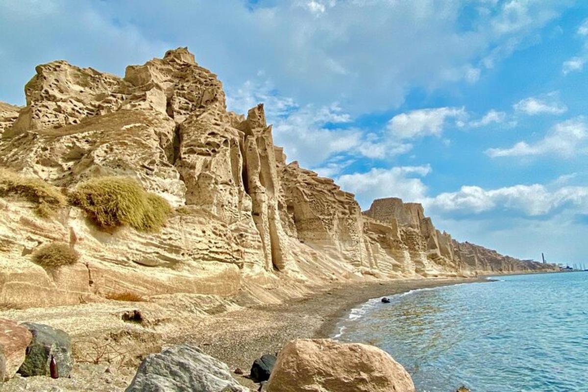 plaža s skalami in oceanom v oblačnem dnevu