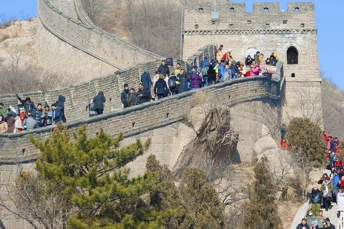 a crowd of people walking on a wall