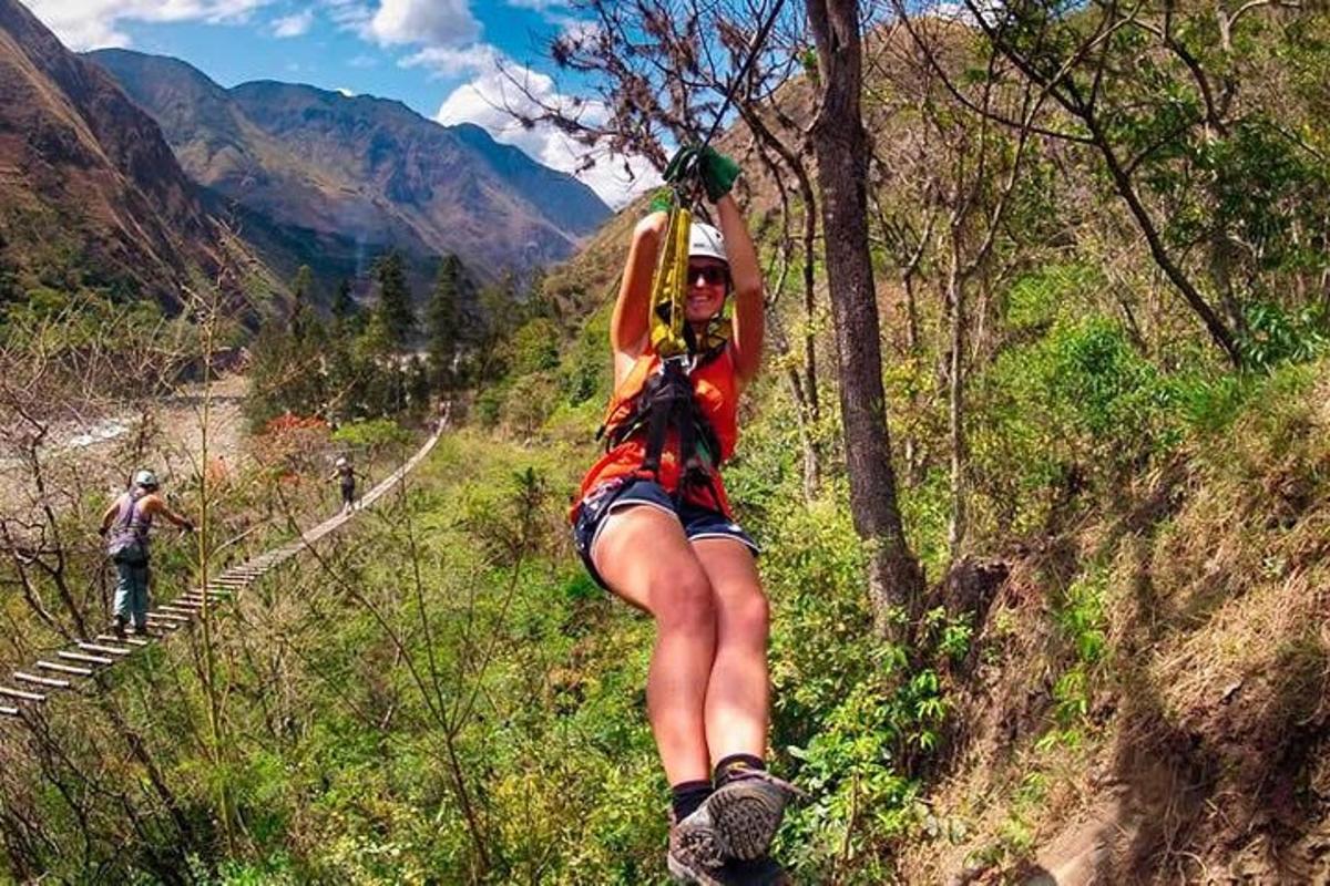 una dona penjada d'un arbre a la muntanya