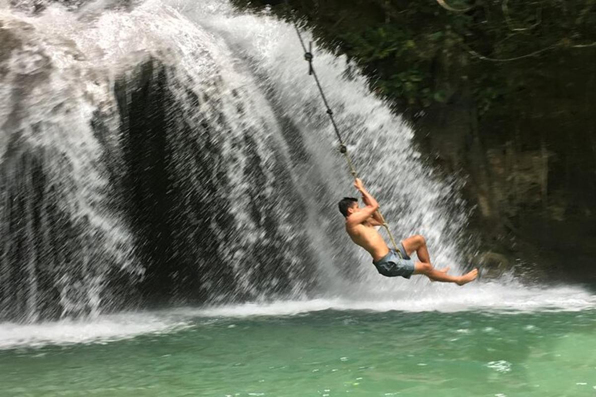 isang lalaki sa isang lubid na nakasabit sa isang talon