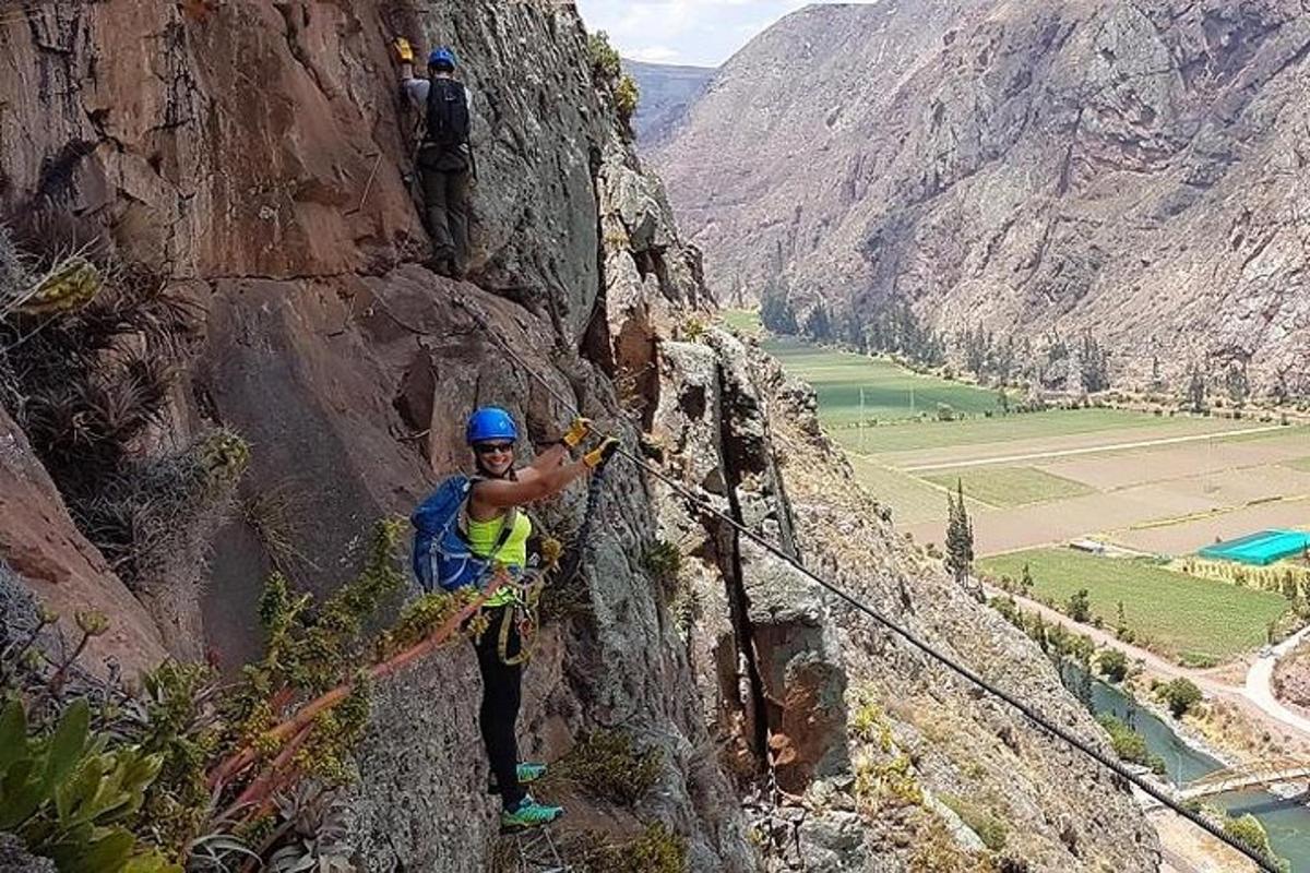 un home està escalant una muntanya amb una corda