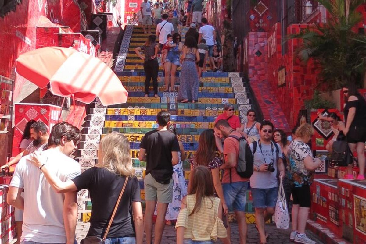 una multitud de personas caminando por una calle