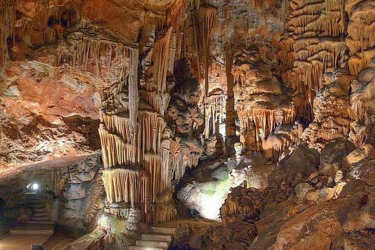 una grande grotta con un fiume al suo interno