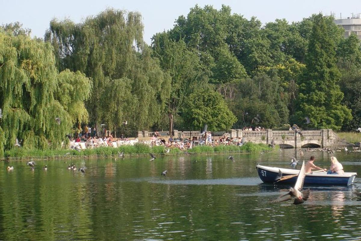 група људи у чамцу у језеру