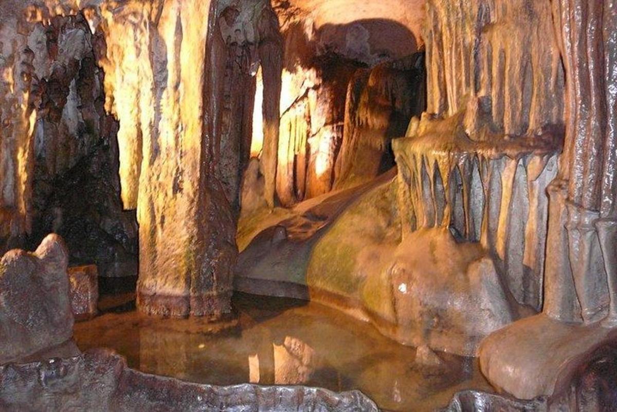 una grotta con una pozza d'acqua al suo interno