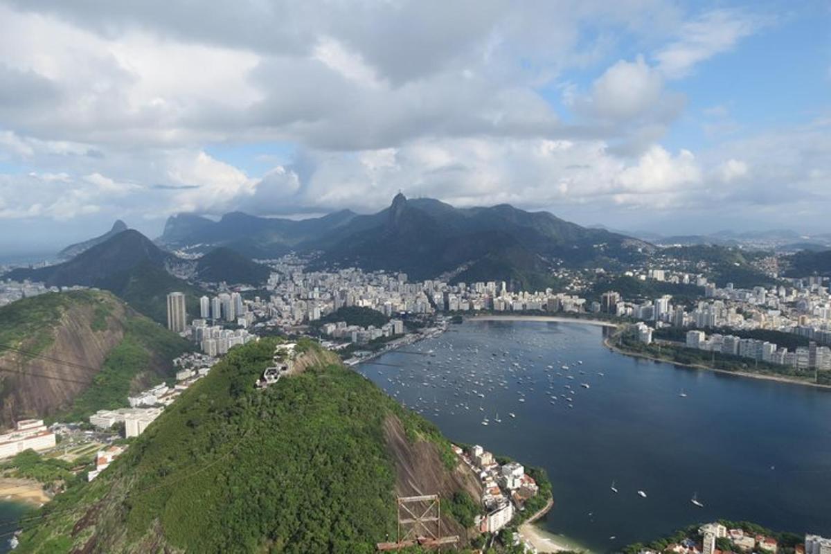 Una vista de una ciudad y un río con edificios.