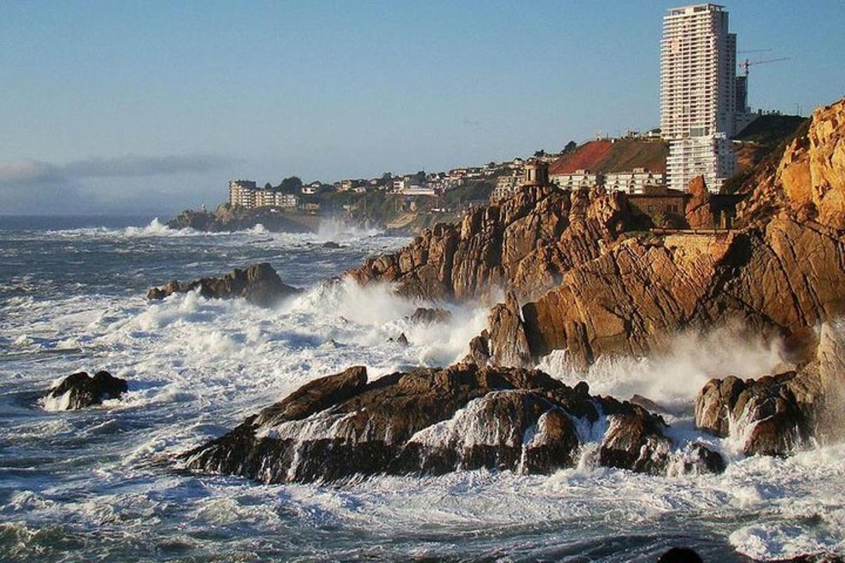 un edificio su una scogliera nell'oceano con le onde