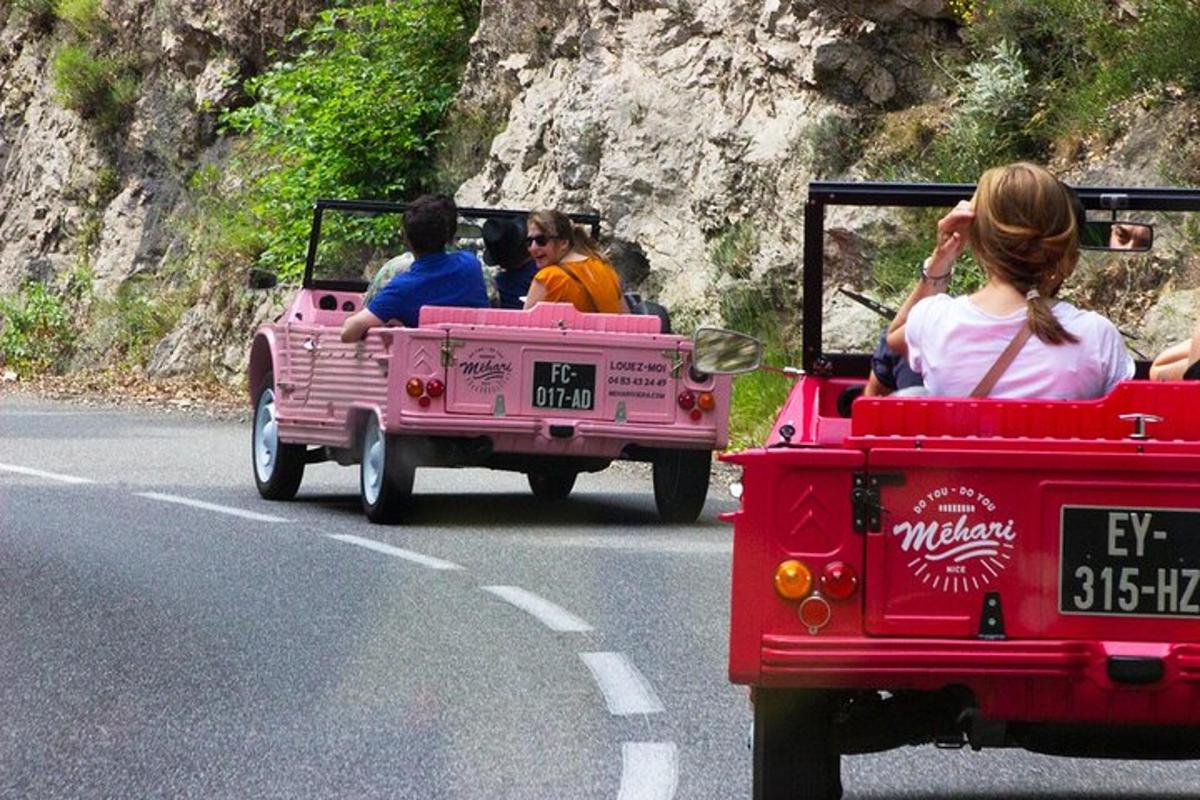 un gruppo di persone che viaggiano in un'auto rosa