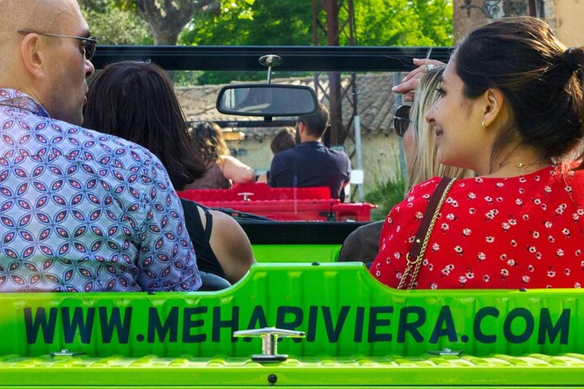 un uomo e una donna che viaggiano su un treno verde
