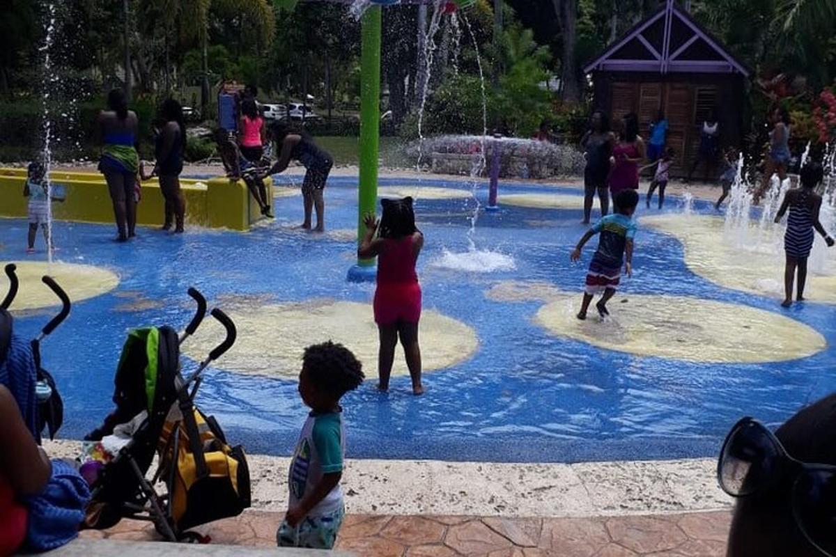 un gruppo di persone che giocano in un parco acquatico
