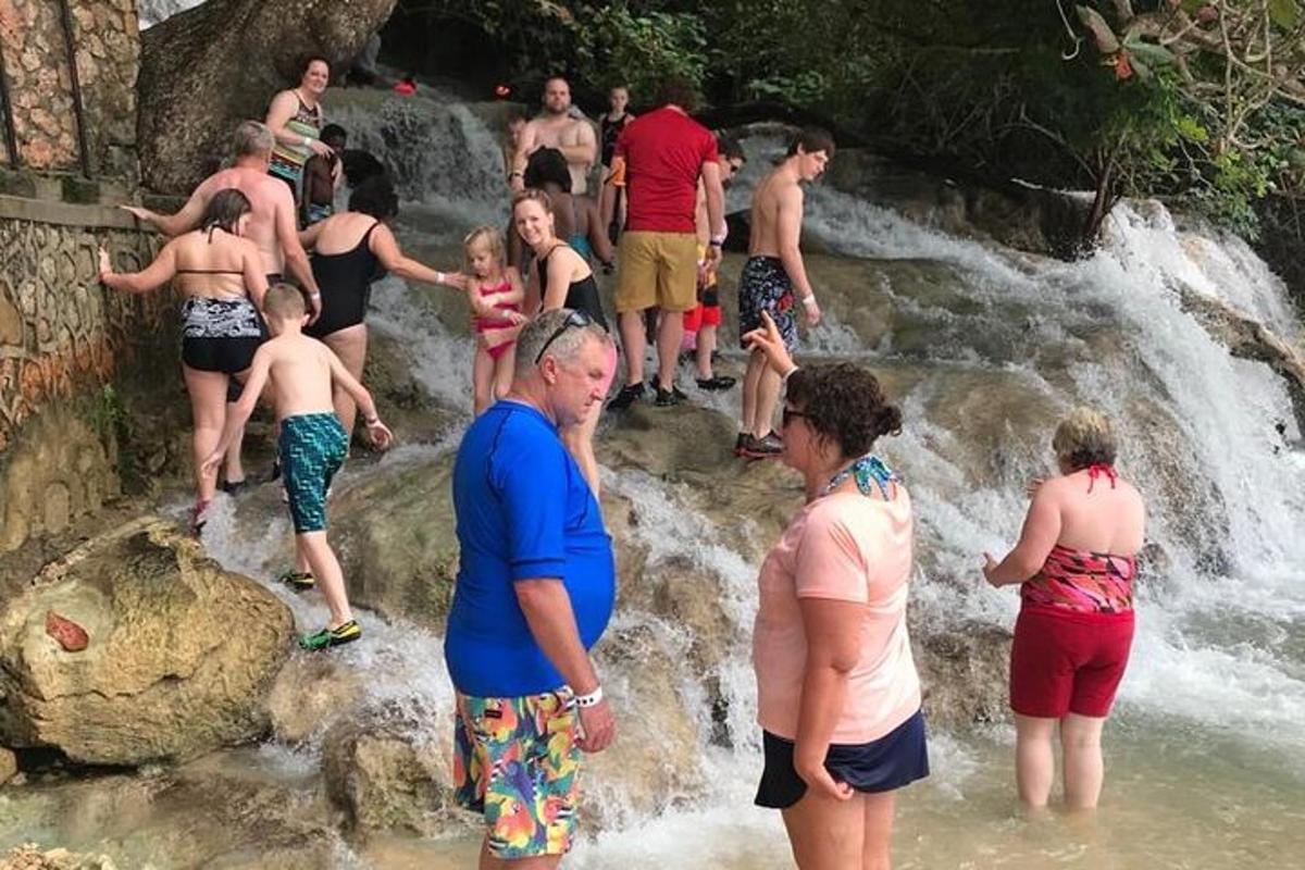 skupina ljudi, ki stojijo v slapu