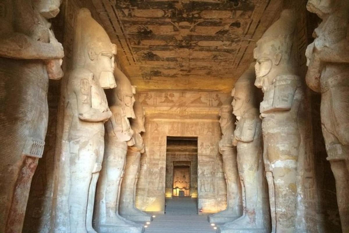 en gang i et gammelt tempel med statuer