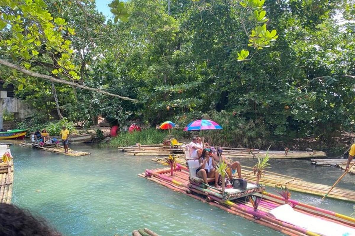 un gruppo di persone sedute su una zattera in un fiume
